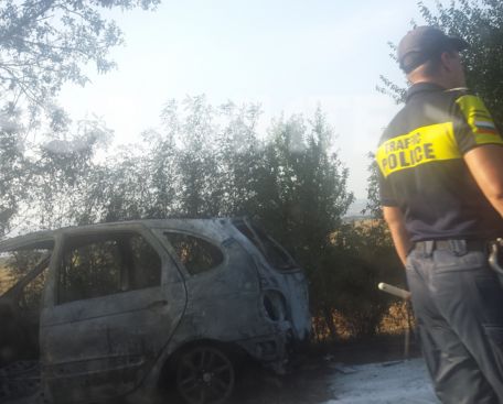 Кола се заби в дърво край Бургас, предизвика пожар