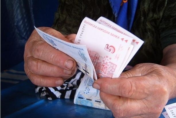 Измамиха бургаски пенсионери! Влизаме в еврозоната трябва да си смените парите