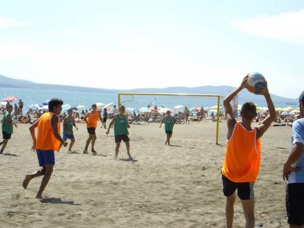 Турнир по плажен футбол събира фенове на играта на Централния плаж