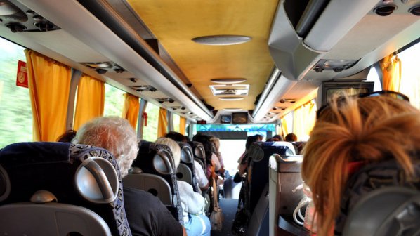 Украинка вдигна луд скандал в автобуса от Поморие за Бургас, шофьорът спря пред районното на полицията