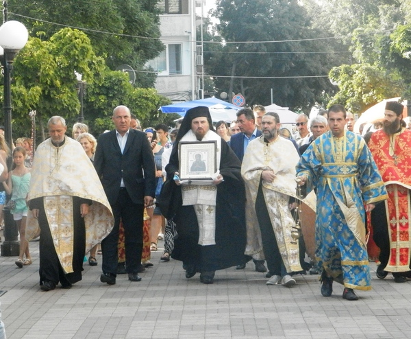 Три дни плачещата икона на Света Богородица гостува в Поморие, пази от злоба