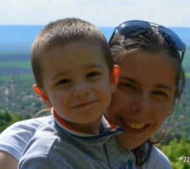 Писател описва съдбата на бургазлии с увреден слух, които намериха любовта си в „Морски знаци“