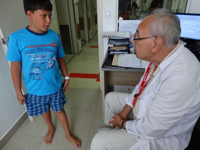 Проф. д-р Борислав Владимиров: Ходенето боси при децата е най-добрата профилактика срещу плоско ходило