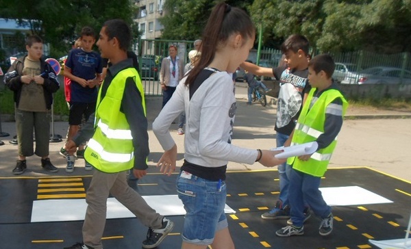 Вижте как бургаска фирма пази децата на пътя