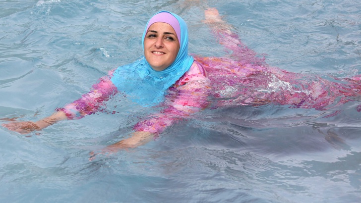 Кан забрани на мюсюлманки без светски бански да стъпват на плажовете и басейните