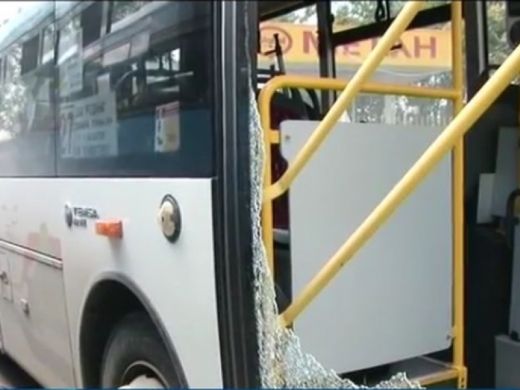 Бабаит с бухалка към шофьор на автобус: Боклук, ще те убия (ВИДЕО)