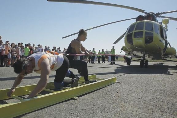 Невероятно: Яка рускиня премести хеликоптер с тегло 8,6 тона (ВИДЕО)