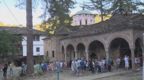 Патриархът оглавява празничната литургия в Троянския манастир
