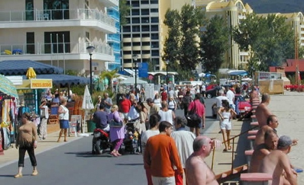 Слънчев бряг е пълен с туристи, хотелиери връщат заявки