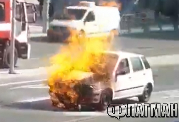 Само във Флагман.бг! Вижте как изгоря колата-факла на централната спирка в Бургас