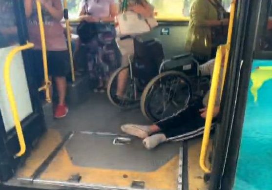 Скандал в автобус, инвалид се качи влачейки се, защото шофьорът отказал да спусне платформата
