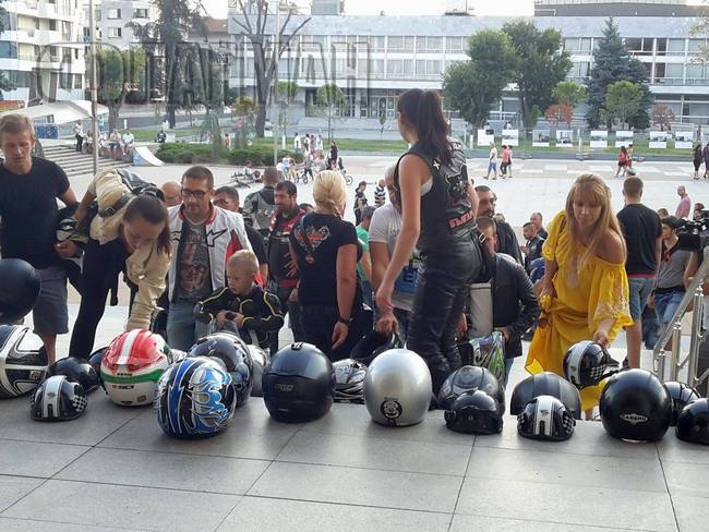 Рев на мотори огласи Съдебната палата в Бургас, рокерите искат толерантност на пътя (ВИДЕО, СНИМКИ)