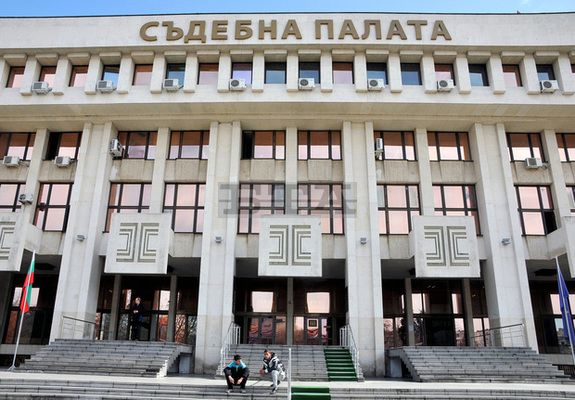 Касиерката на училище „Иван Вазов“ влиза в затвора за 3 г., крадяла от заплатите на учителите
