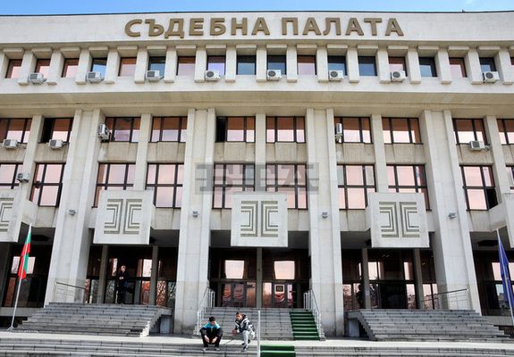 Касиерката на училище „Иван Вазов“ влиза в затвора за 3 г., крадяла от заплатите на учителите