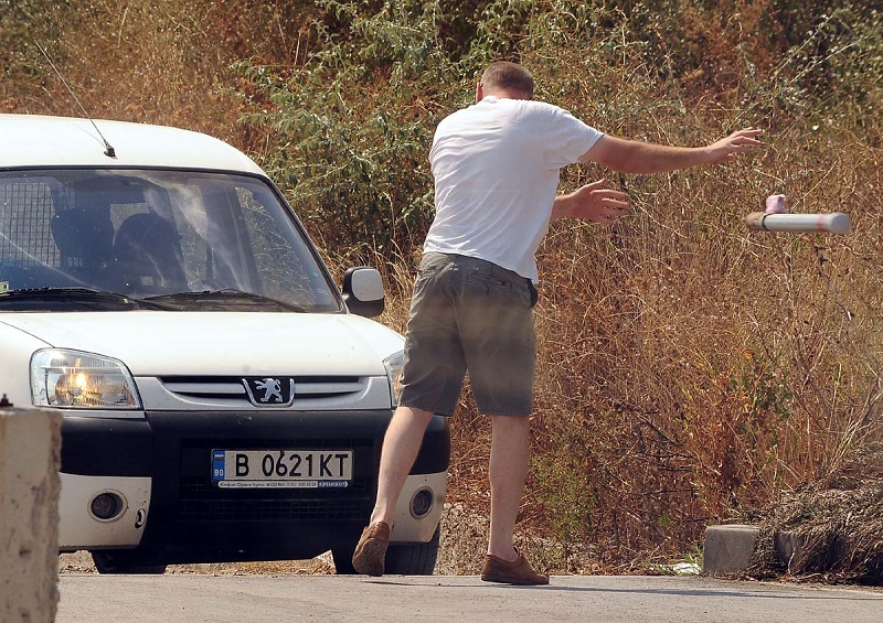 Нагъл варненец изкърти колчета, за да излезе от пешеходна алея в кв. Сарафово