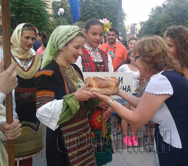 Вижте дефилето на участниците в 44-ия Фолклорен фестивал в Бургас (СНИМКИ)