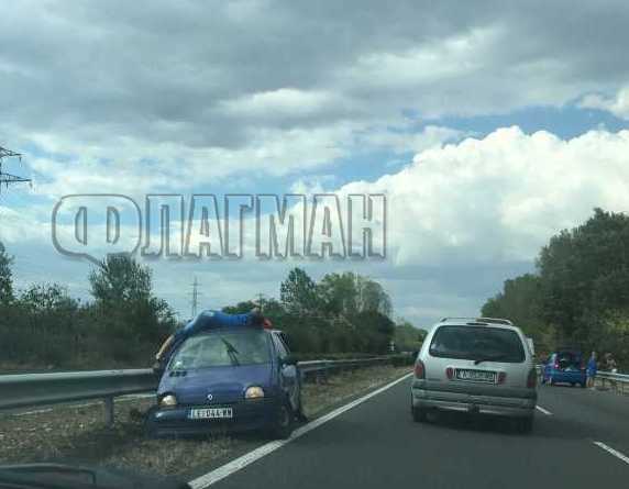 Първо във Флагман! Пътник излетя от Рено при брутална катастрофа край Бургас (СНИМКА, ОБНОВЕНА)