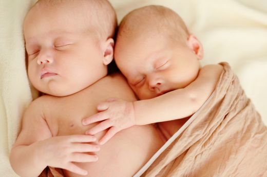 Тежък случай: 14-годишна  роди сиамски близнаци, състоянието на бебенцата е драматично