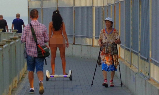Чисто гола красавица зарадва минувачите на крайбрежна улица (СНИМКИ 18+)