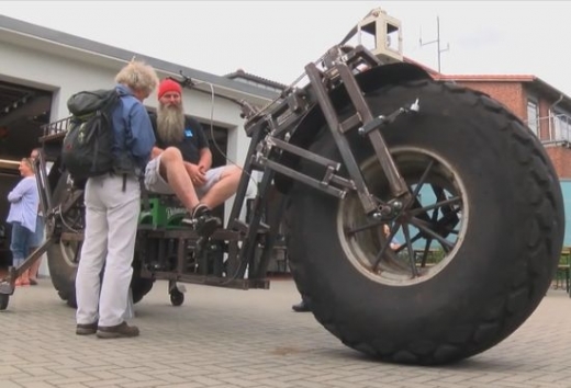 Мъж счупи рекорд с колело от гуми от трактор и стомана втора ръка (ВИДЕО)