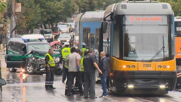 Джип с офицери от „Фронтекс“ се сблъска с трамвай в София