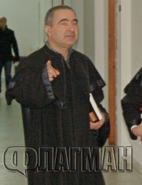 Само във Флагман! Странната обич на бургаския съдия Събчо Събев към особи като Маринката, Барбарона и Горан
