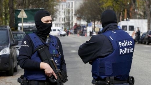 Извънредно! Мъж атакува с нож двама полицаи в Брюксел