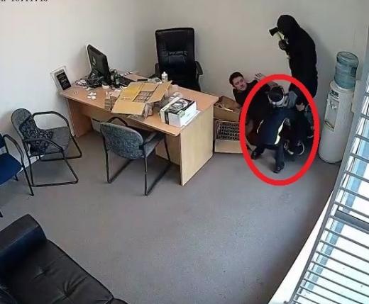 Покъртително! 6-годишно момиче се опитва да спре въоръжен с брадва крадец (ВИДЕО)