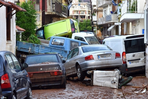 Кал и разруха след потопа в Гърция (ВИДЕО)