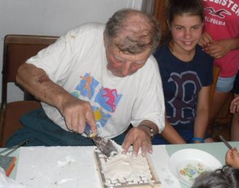 82-годишен майстор прави икони от мозайка и стъкло