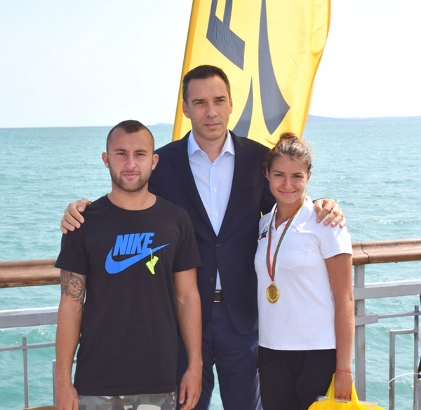 Олимпиецът Венцислав Айдарски спечели плувния маратон от острова до Моста (СНИМКИ)