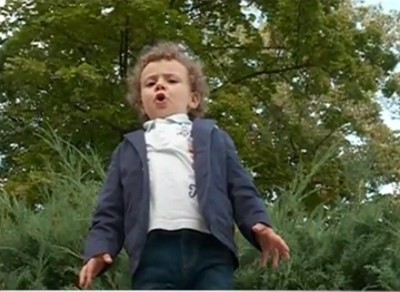 2-годишният Константин научил да пее химна от кака си (видео)
