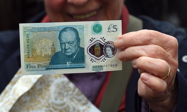 Пускат в обращение пластмасови 5 лири с лика на Чърчил във Великобритания