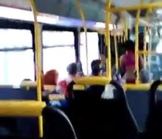 Жена направи стриптийз в автобус и потресе пътниците (СНИМКИ/ВИДЕО 18+)
