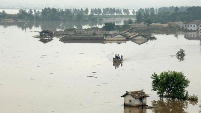 Стотици жертви след наводнението в Северна Кореа