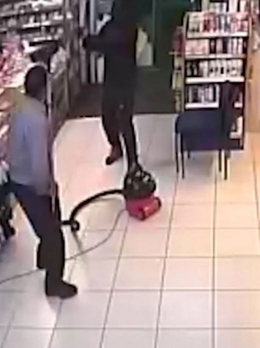 Маскиран нападател с бухалка влезе да ограби магазин, продавачът го победи с прахосмукачка (СНИМКИ/ВИДЕО)