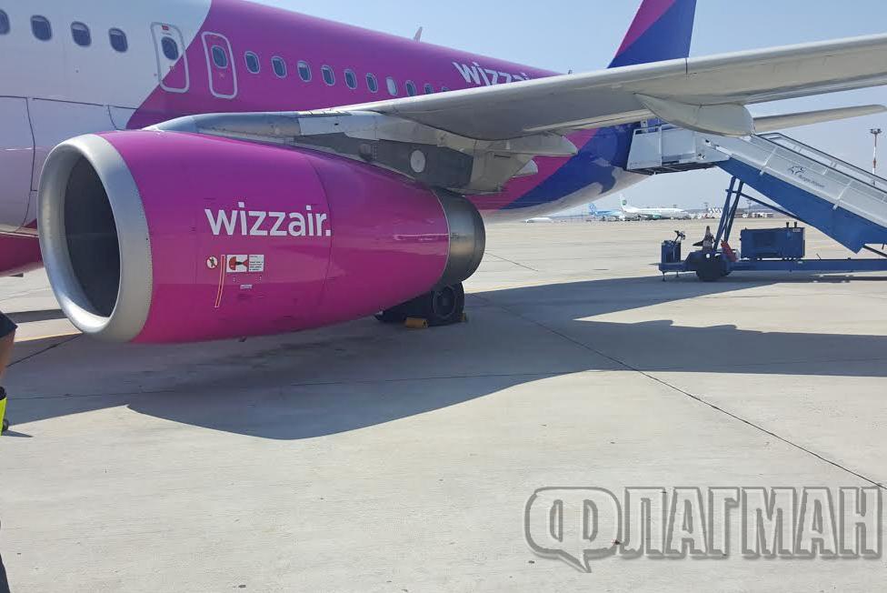 Официално: Птица се забила в самолета на летище Бургас миг преди излитането