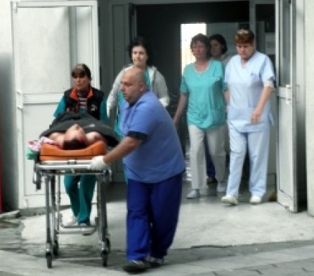 Пребитият край ТОХ-а в Бургас ученик е със счупена челюст, транспортираха го във Варна