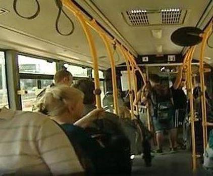 Кошмар в градския транспорт! Автобус затисна на вратата майка с количка