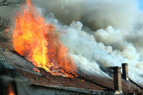 Пожар остави без покрив цяло семейство в Карнобатско