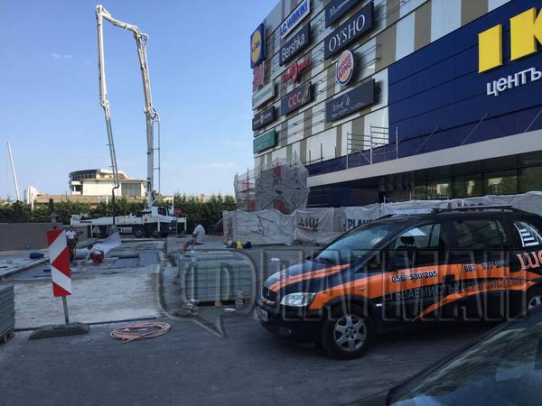 Пак ремонтират "най-добрия мол в България" (СНИМКИ)