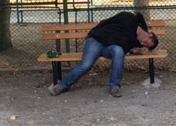 Алкохолик окупира пейките край детска площадка, лекари го изгониха
