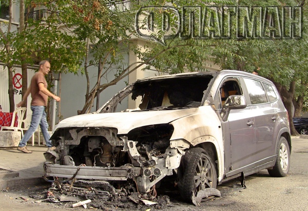 Само във Флагман.бг: Запалената кола в бургаския ж.к.“Лазур“ - собственост на бизнесмена Костадин Чолаков