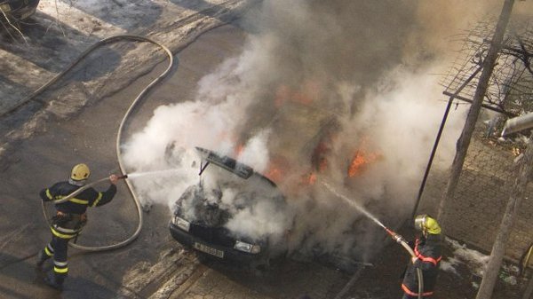 Извънредно! Кола пламна в движение в центъра на Бургас