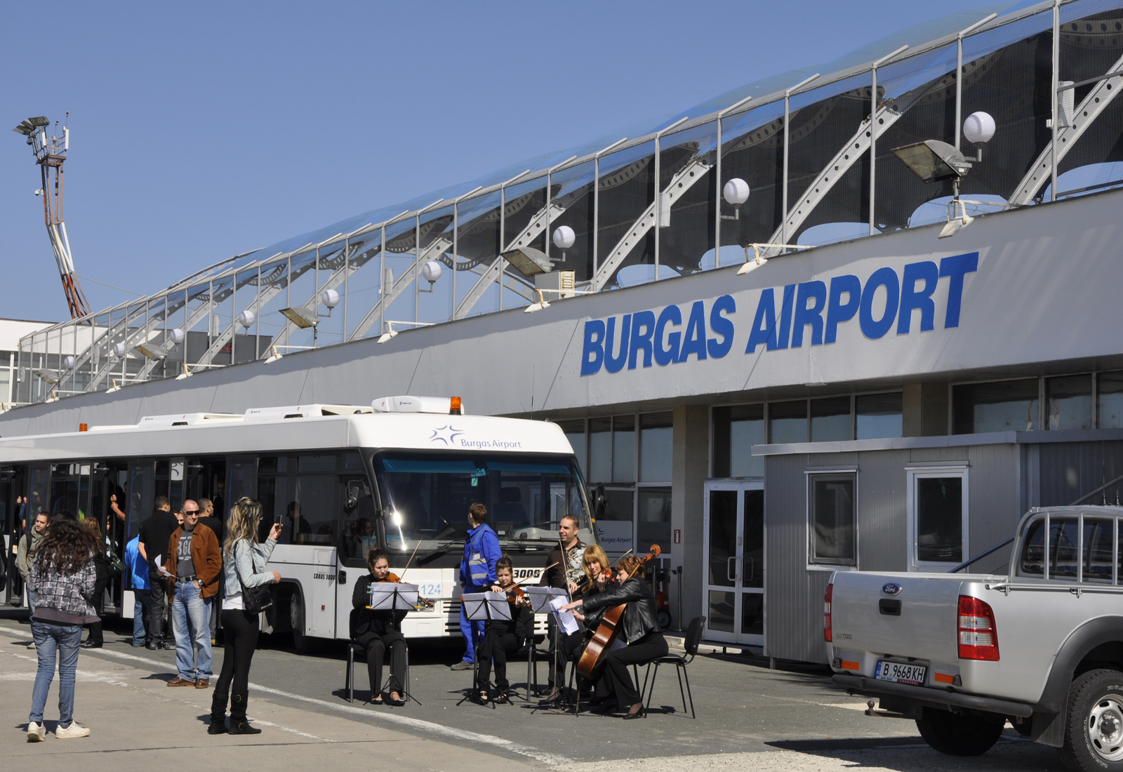 Двеста души са блокирани на Летище - Бургас! На кого са заложници?