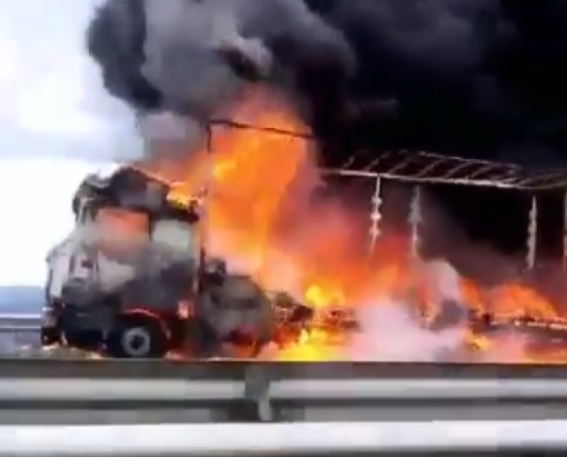 Вижте ужасяващата огнена стихия, която погълна камион на автомагистрала „Тракия” (ВИДЕО)
