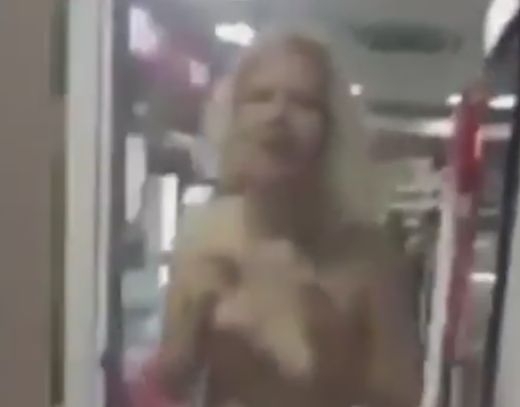 Почерпена красавица влезе гола в магазина и опита да си купи бира (ВИДЕО 18+)