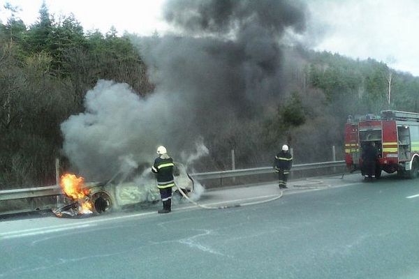 Ад на "Тракия": Кола пламна като факла, задръстването е огромно