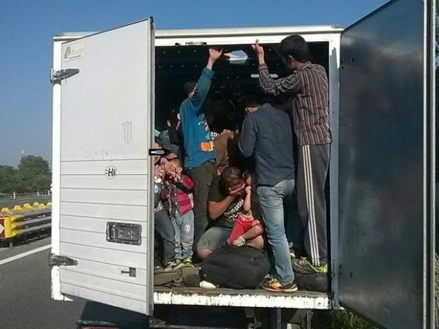 Задържаха 33 нелегални мигратни с каналджията им край Черноморец