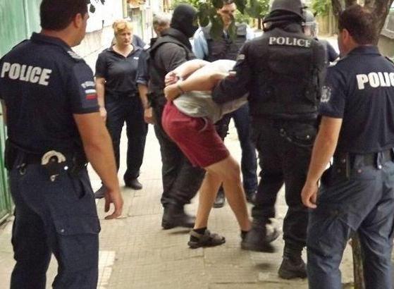 Бургаски полицаи удариха наркоквартира в центъра, иззеха саксии и пликове с дрога